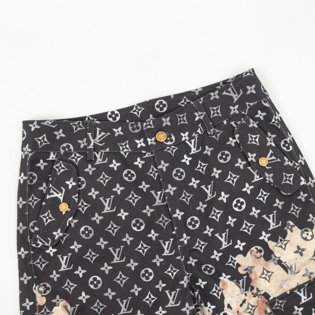 🅿️490 Louis Vuitton/Louis Vuitton all-over printed denim trousers MONOGRAM deconstructs denim workwear design with dynamic sports tailoring. A zip fastens the hood high on the collar, and it features front slant patch pockets and an elasticated hem. Monogram silicone embossed on yoke, pockets and sleeves conveys branding interest. Major celebrities and internet celebrities are vying for the model! It can be called the hottest style of the year! The first order is limited to 500 pieces, a blockbuster item! Sizr:XS-L